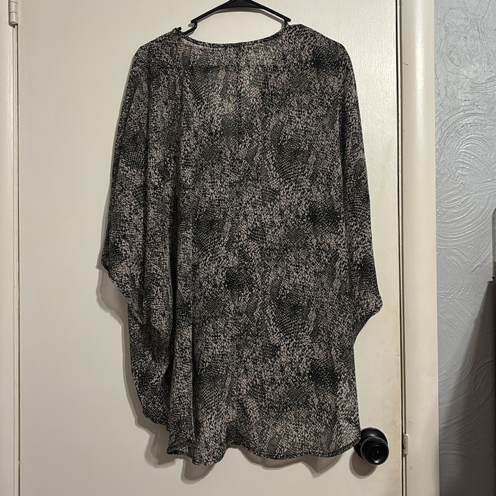 Maurices Snake Skin Wrap Blouse Size 2x - Picture 3 of 4